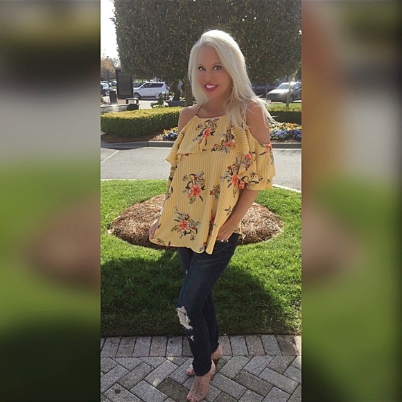 LAST 1!! ☀️ Gorgeous Pale Yellow Ruffled Tunic! - Picture 4 of 5